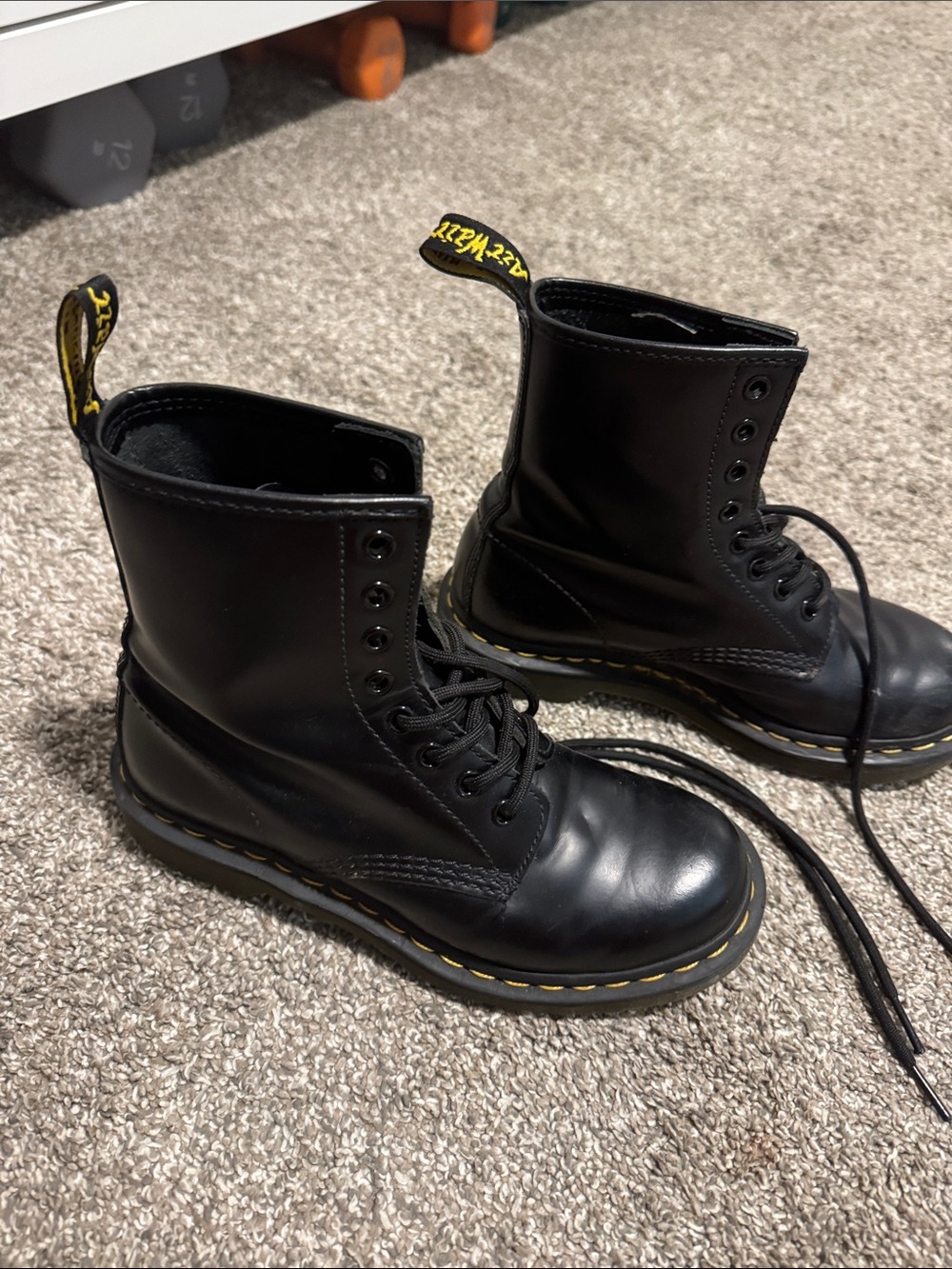 1460 WOMEN'S Dr Martens
Smooth Leather Lace Up Boots women’s size 6